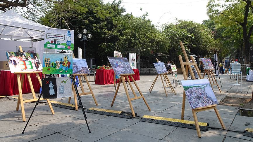 Nắng như đổ lửa, phố đi bộ Hồ Gươm vắng tanh ngày cuối tuần