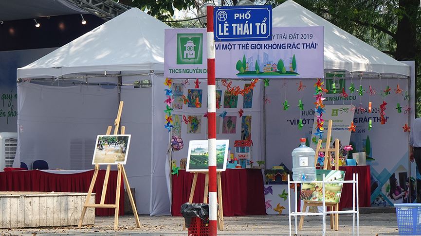 Nắng như đổ lửa, phố đi bộ Hồ Gươm vắng tanh ngày cuối tuần