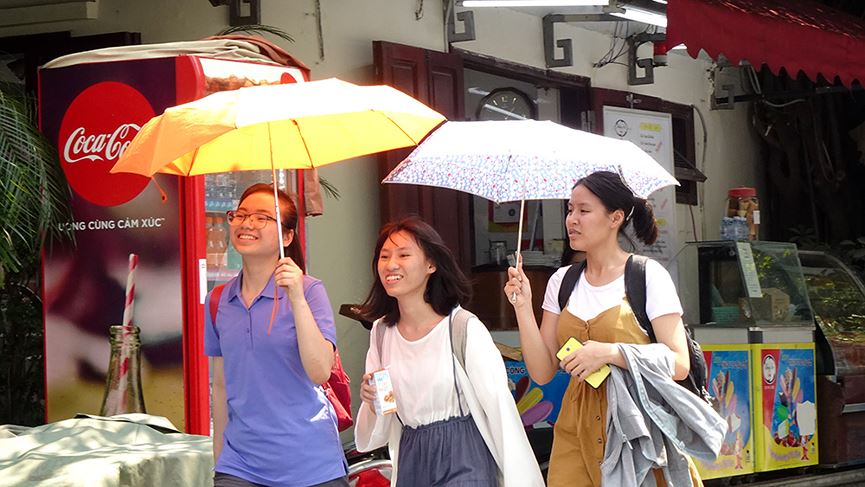 Nắng như đổ lửa, phố đi bộ Hồ Gươm vắng tanh ngày cuối tuần