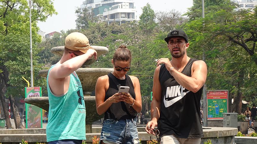 Nắng như đổ lửa, phố đi bộ Hồ Gươm vắng tanh ngày cuối tuần