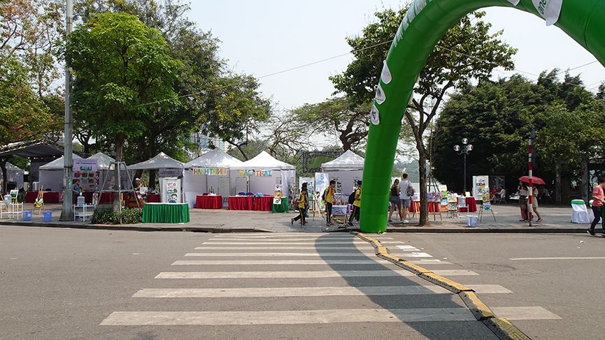 Nắng như đổ lửa, phố đi bộ Hồ Gươm vắng tanh ngày cuối tuần