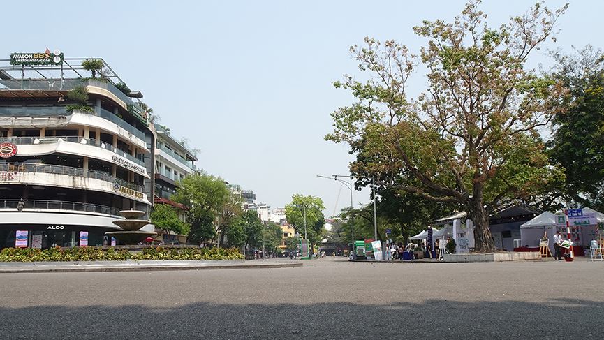 Nắng như đổ lửa, phố đi bộ Hồ Gươm vắng tanh ngày cuối tuần