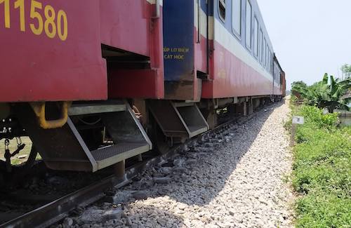 Tàu khách húc văng xe tải, tài xế tử vong