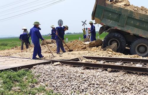 Tàu khách húc văng xe tải, tài xế tử vong