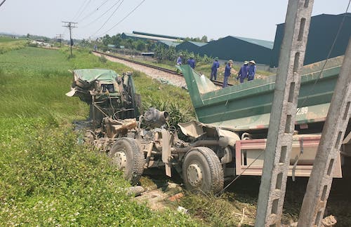 Tàu khách húc văng xe tải, tài xế tử vong