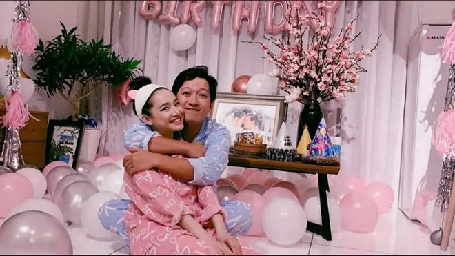 Trường Giang mặc đồ ngủ, ôm hôn Nhã Phương ở tiệc sinh nhật 36 tuổi