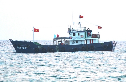 Người dân đảo Lý Sơn xếp hàng mua xăng dầu dự trữ