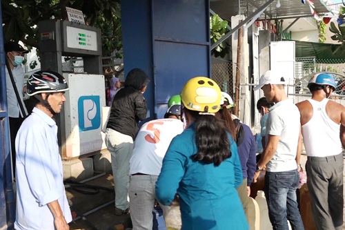 Người dân đảo Lý Sơn xếp hàng mua xăng dầu dự trữ