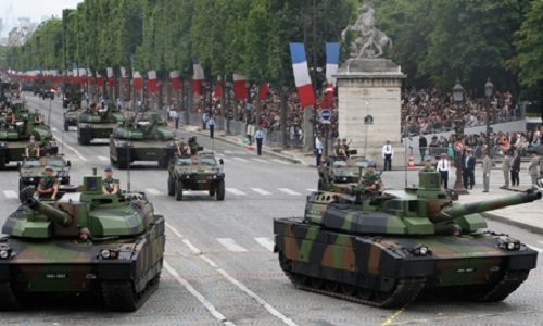 Pháp điều xe tăng, thiết giáp đến gần biên giới Nga