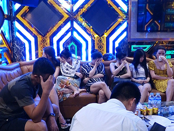 Gần 50 người ‘bay lắc’ ở karaoke và khách sạn tại Quảng Bình