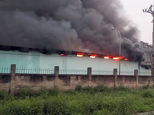 Nhà kho công ty dược ở Hà Nội bốc cháy dữ dội