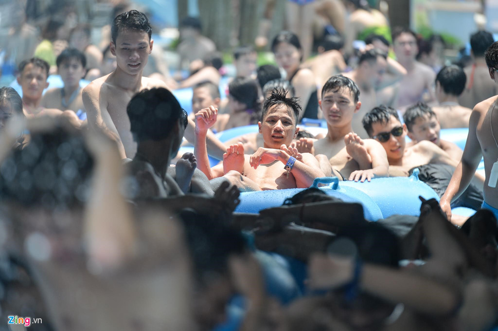 Gần chục nghìn người đổ về công viên nước Hồ Tây tắm giải nhiệt
