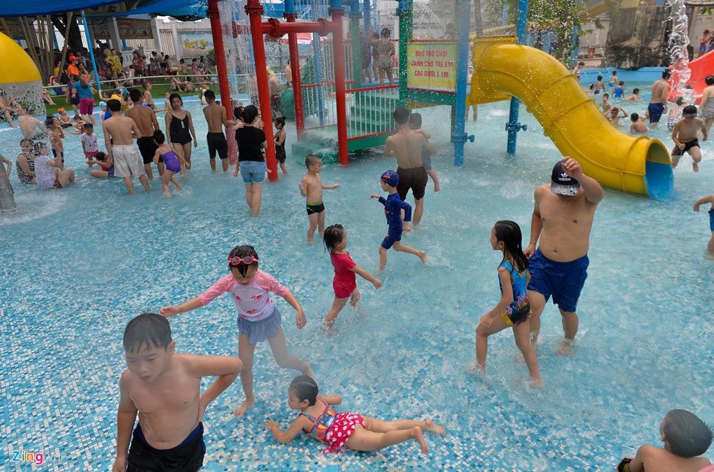 Gần chục nghìn người đổ về công viên nước Hồ Tây tắm giải nhiệt