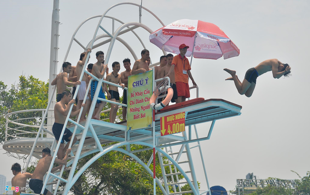 Gần chục nghìn người đổ về công viên nước Hồ Tây tắm giải nhiệt