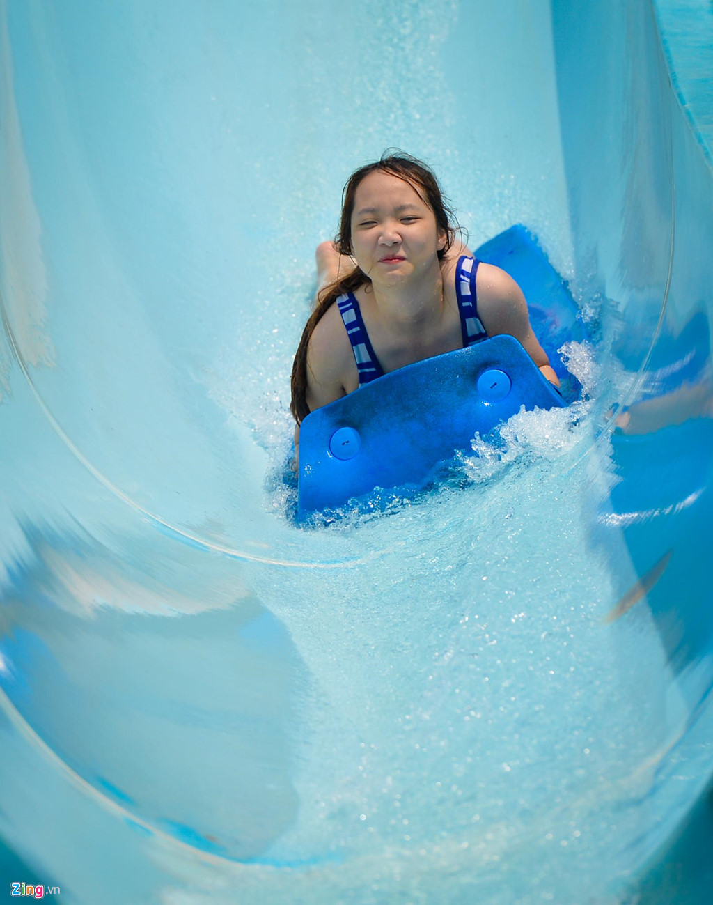 Gần chục nghìn người đổ về công viên nước Hồ Tây tắm giải nhiệt