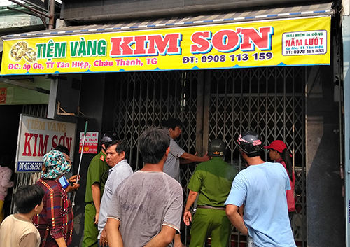 Chủ tiệm vàng ở Tiền Giang chống trả tên cướp có roi điện