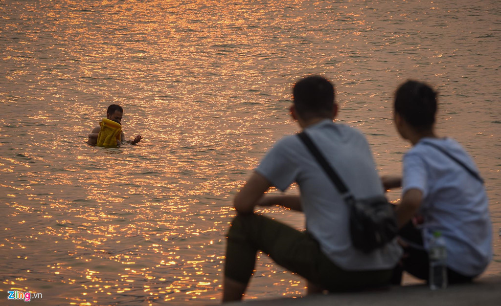 Mặt đường ở Hà Nội nóng hơn 50 độ C