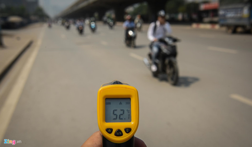 Mặt đường ở Hà Nội nóng hơn 50 độ C