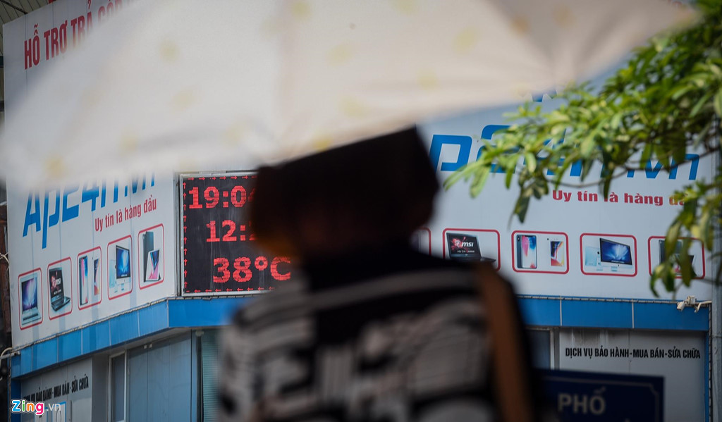 Mặt đường ở Hà Nội nóng hơn 50 độ C