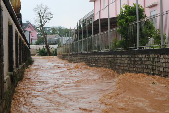 Chiều 20-4, Đà Lạt mưa lớn kèm mưa đá, nhiều nơi ngập nặng