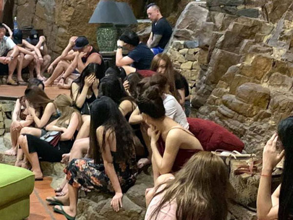 31 nam nữ Việt, Úc, Malaysia thuê biệt thự, sử dụng ma túy bên hồ bơi