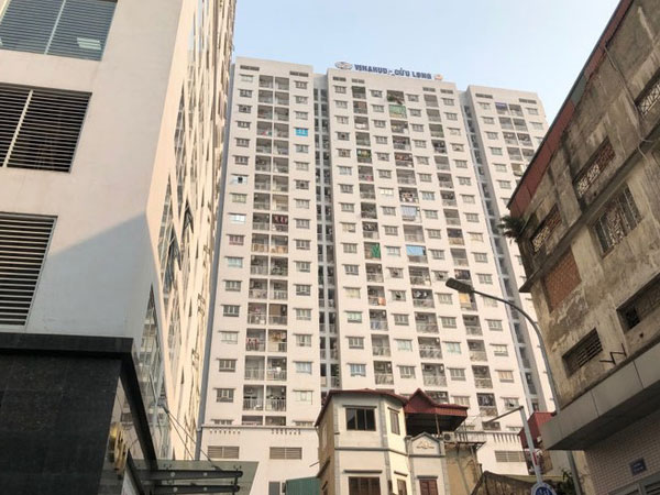 Hà Nội: Bé trai 4 tuổi rơi từ tầng 11 chung cư xuống mái che tầng 1, phải nhập viện cấp cứu