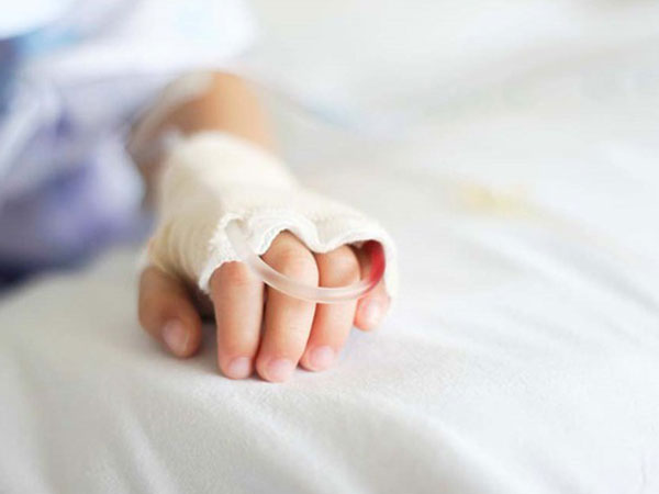 Ông bố trẻ cứu con thoát chết trong gang tấc và cảnh báo cực quan trọng tới bố mẹ khi cho con ăn uống