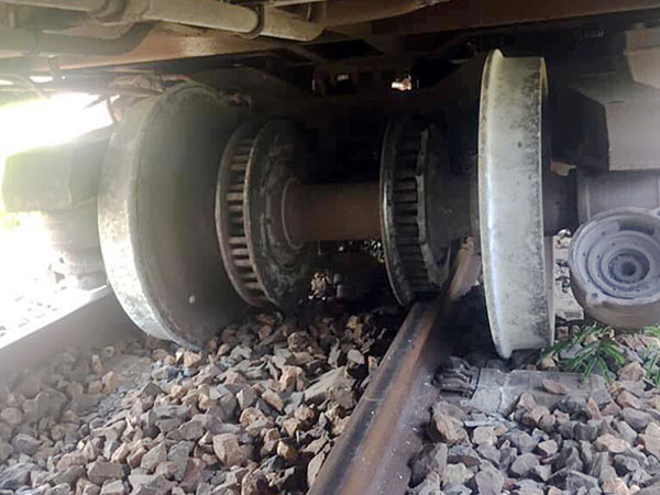 Đường sắt Bắc Nam tê liệt nhiều giờ vì tàu trật bánh