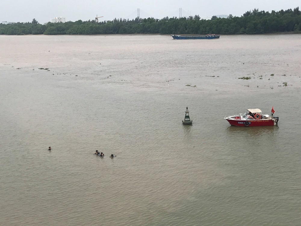 Vợ gào thét chứng kiến cảnh chồng lao xuống sông tự tử