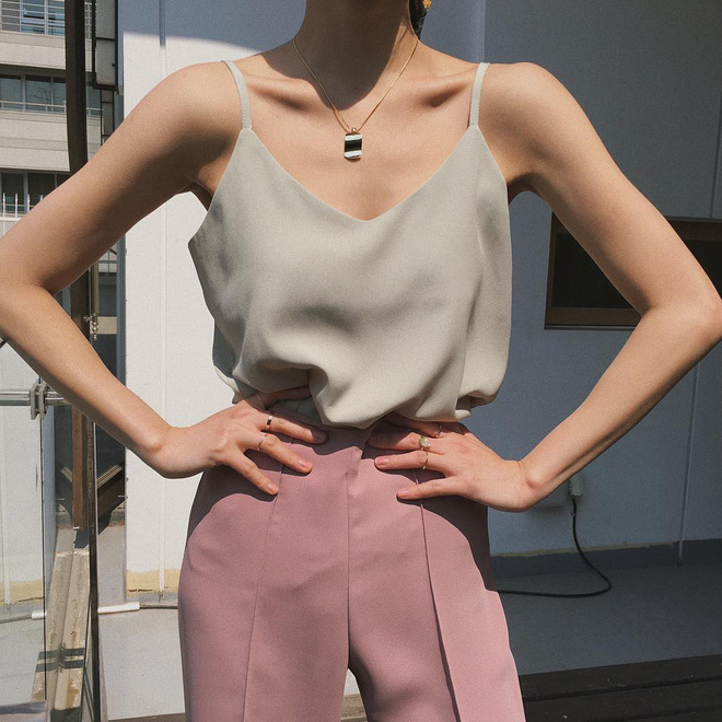 Nóng thế này cứ triển áo 2 dây là thích nhất, và đây là 4 mẫu xinh hết chỗ chê mà bạn cần sắm ngay