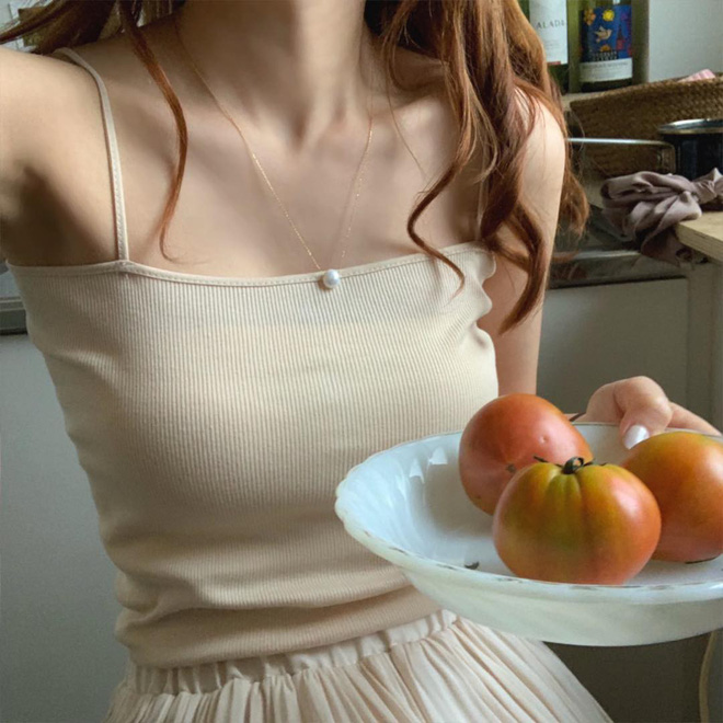 Nóng thế này cứ triển áo 2 dây là thích nhất, và đây là 4 mẫu xinh hết chỗ chê mà bạn cần sắm ngay