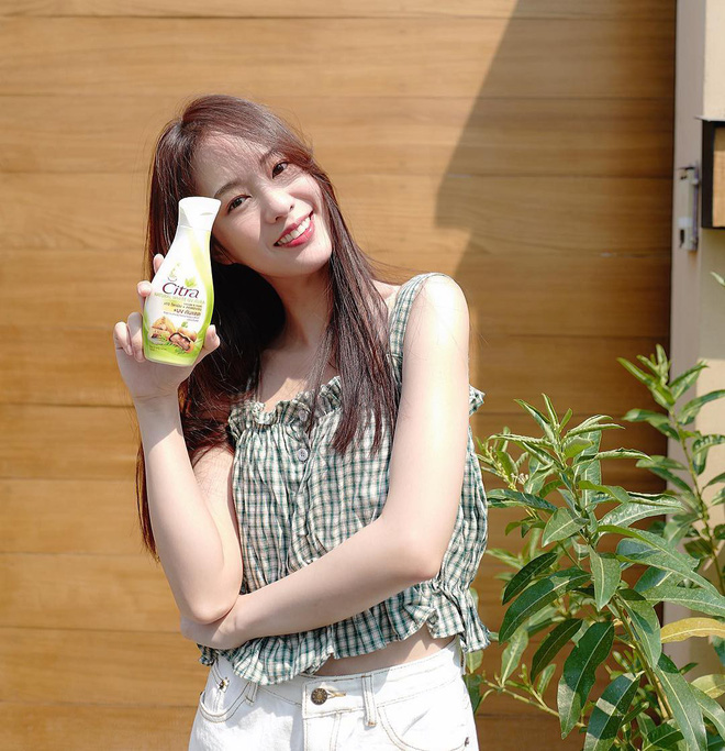 Nóng thế này cứ triển áo 2 dây là thích nhất, và đây là 4 mẫu xinh hết chỗ chê mà bạn cần sắm ngay