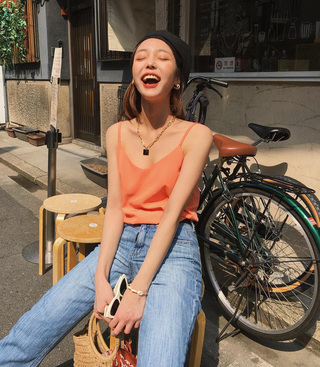 Nóng thế này cứ triển áo 2 dây là thích nhất, và đây là 4 mẫu xinh hết chỗ chê mà bạn cần sắm ngay