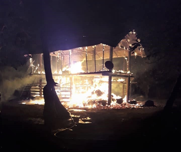 Gia Lai: 5 cháu bé vùng chạy khỏi căn nhà đang cháy, 1 bé bị chết cháy