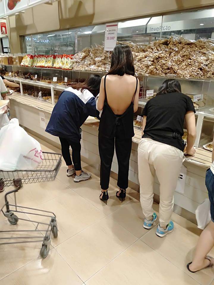 Vừa nắng nóng, 3 cô gái này đã mặc như không, lồ lộ ra đường khiến nhiều người nóng mắt