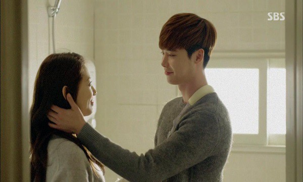 Đêm tân hôn với chồng soái ca, vợ trẻ bất ngờ nghe tiếng thút thít phát ra dưới gầm giường vào đúng thời điểm quan trọng