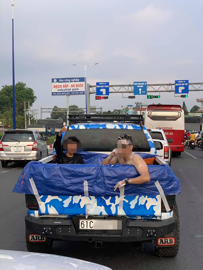 Trời nắng nóng, 2 thanh niên thử một lần chơi lớn khiến cả phố phải xôn xao