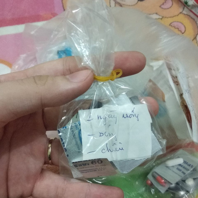 Mẩu giấy nhỏ trong túi thuốc mẹ gửi và câu chuyện khiến những đứa con xa nhà rơi nước mắt