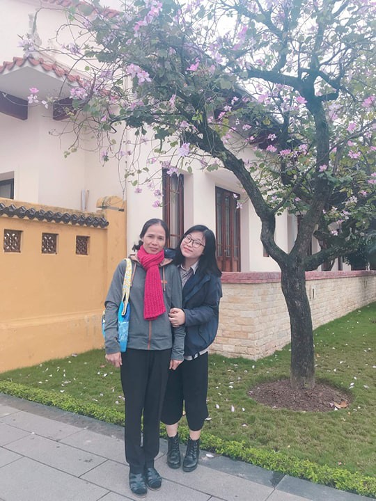 Mẩu giấy nhỏ trong túi thuốc mẹ gửi và câu chuyện khiến những đứa con xa nhà rơi nước mắt