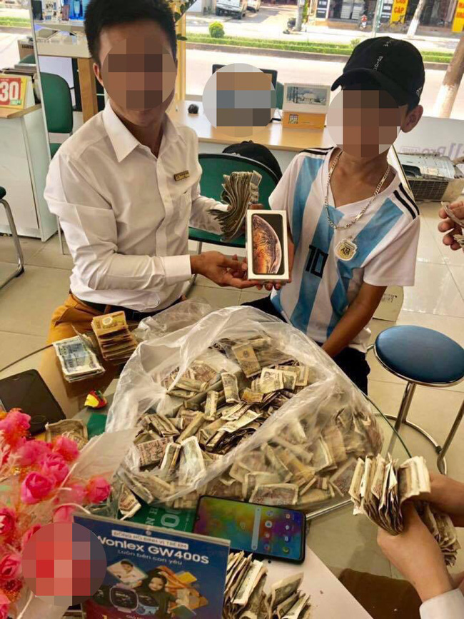 Cậu bé 16 tuổi mang 25 triệu tiết kiệm được trong 3 năm đi mua điện thoại khiến dân mạng tranh cãi