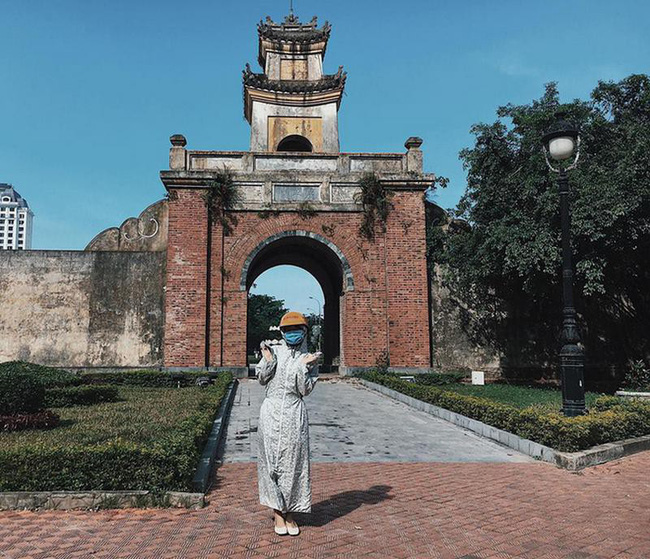 Hà Nội, Sài Gòn dắt tay nhau vào mùa nóng chảy mỡ, học ngay các chị ninja bí kíp tránh nắng bất ngờ