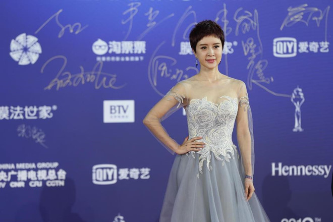 Dàn sao đổ bộ LHP Bắc Kinh, Quan Hiểu Đồng gây sốt vì xinh đẹp