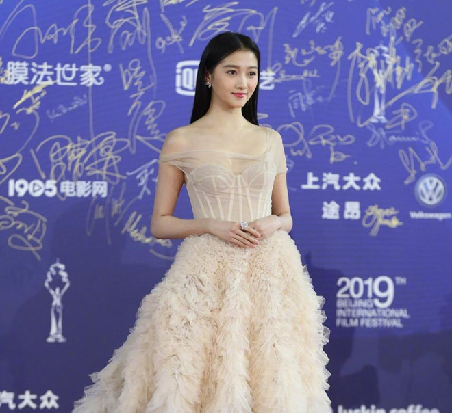 Dàn sao đổ bộ LHP Bắc Kinh, Quan Hiểu Đồng gây sốt vì xinh đẹp