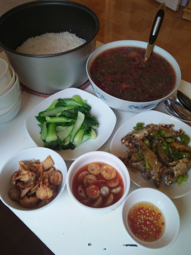 Dâu trẻ ấm ức kể mâm cơm tươm tất bị mẹ chồng nhắc nhở, chị em lập tức chỉ ra lỗi, sai nhất vẫn là nồi cơm