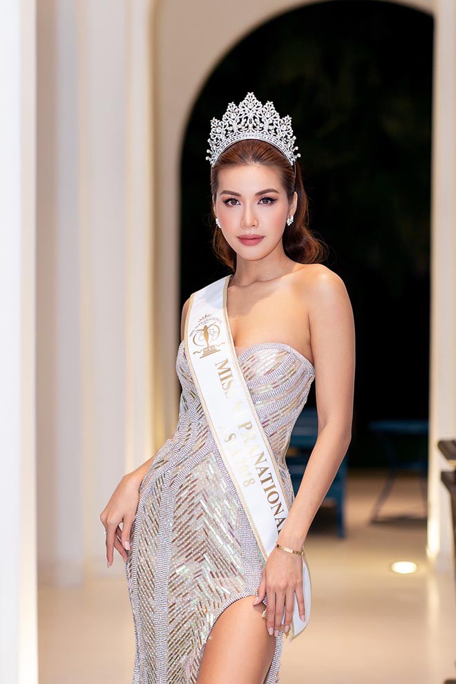 Mẹ ruột tiết lộ Minh Tú từng dùng kem trộn, đòi cưa bớt chân vì quá dài