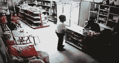 Nam sinh 17 tuổi nhảy cầu tự vẫn trước mặt mẹ: Bạo lực bằng lời nói của cha mẹ đẩy con trẻ đến bước đường cùng