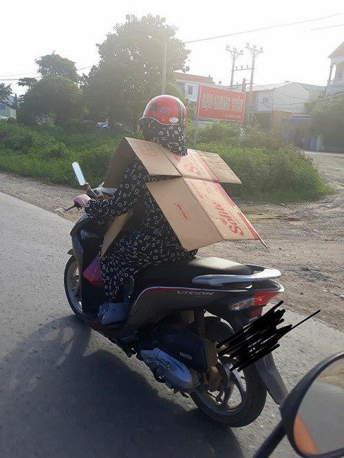 Nhìn người đàn ông đi xe máy với lưng áo ướt đẫm mới thấy thời tiết Hà Nội nóng đến thế nào!