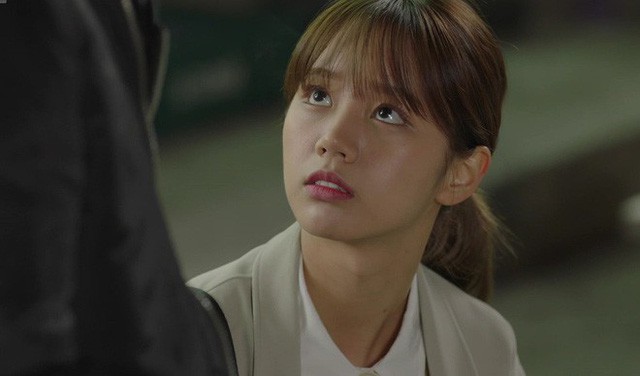 Bắt gặp chồng đi với bồ trẻ, vợ chỉ hành động như thế này mà khiến anh ta xanh mặt vì bất ngờ