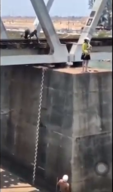 Giải cứu một phụ nữ trẻ ôm con nhỏ định nhảy xuống sông tự tử