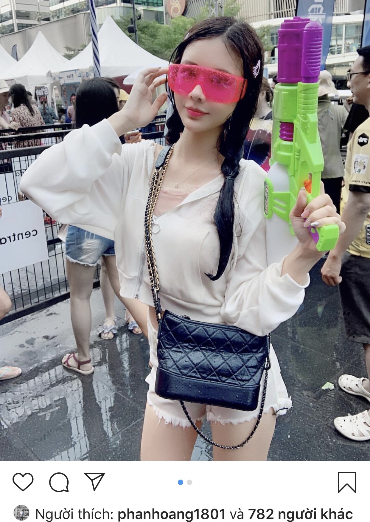 Rộ tin thiếu gia Phan Hoàng có tình mới sau 20 ngày chia tay, thả tim ảnh người đẹp đều như vắt chanh